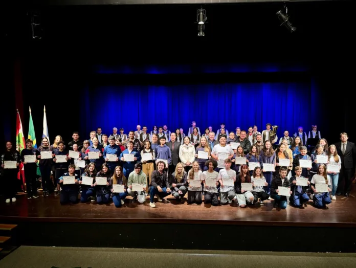 Vereadores jovens e suplentes da 11ª Legislatura do Parlamento Jovem são diplomados