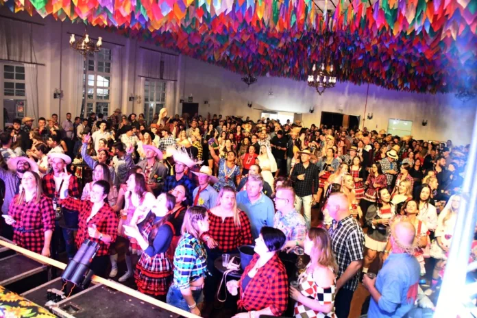 Prepare o chapéu e a bota: O Baile Caipira de Indaial está de volta!