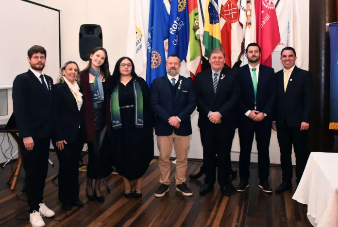 Família Rotária dá boas-vindas às novas lideranças para 2025/2026