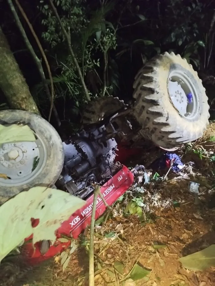 Trator capota e atinge homem em Blumenau; vítima ficou presa por cerca de 4 horas