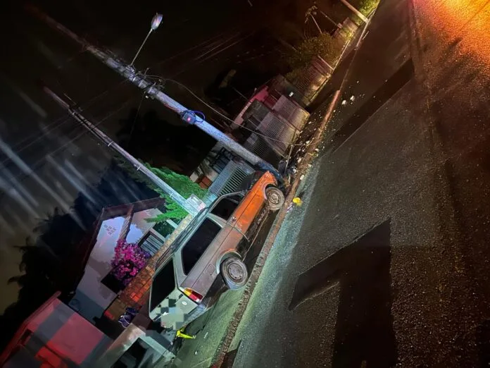 Adolescente colide carro em poste no centro de Pomerode durante a madrugada