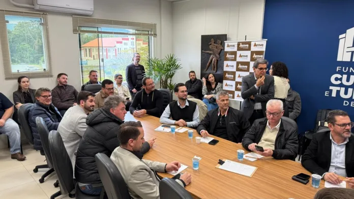 Amve destaca integração e inovação em assembleia com prefeitos do Vale Europeu