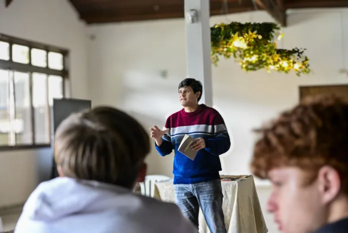 “Notas do Absurdo”: um convite à imaginação, tecido pelas mãos da cultura timboense