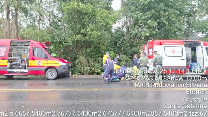 Motociclista é arremessado em barranco após colisão com caminhão e fica gravemente ferido
