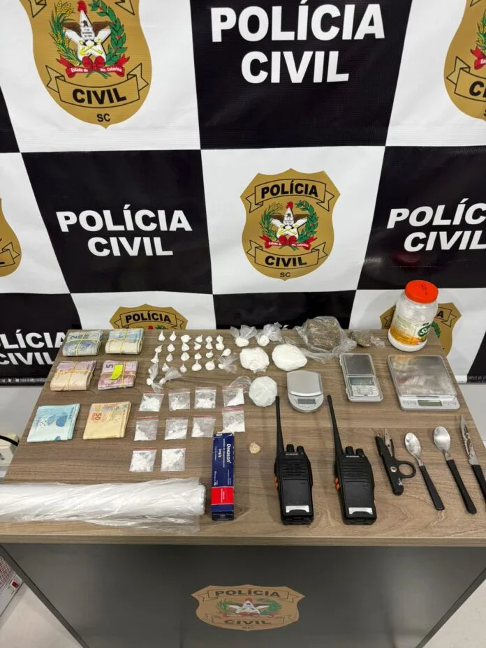 Homem é preso em flagrante com drogas, balanças e rádios de comunicação