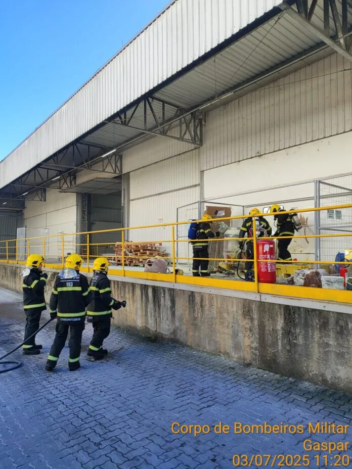 Reação química com liberação de gás tóxico mobiliza bombeiros em galpão logístico