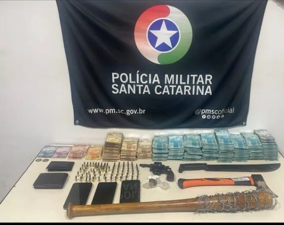 Casal é flagrado com arma, drogas e mais de R$ 400 mil em dinheiro durante abordagem
