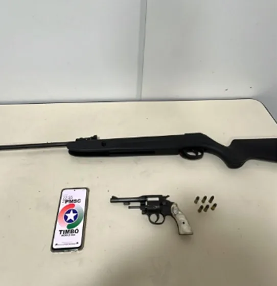 Homem agride criança com coronhada e ameaça mulher com revólver