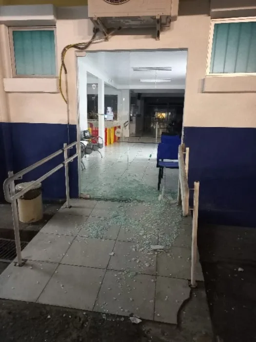Homem é preso após invadir ambulatório e danificar porta de vidro em Blumenau
