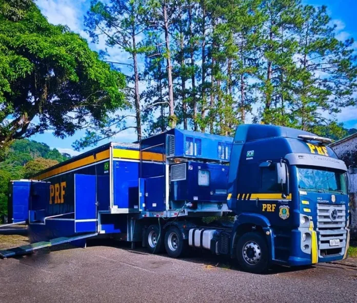 Indaial recebe Carreta Cinema Rodoviário da PRF durante a Semana Municipal de Trânsito