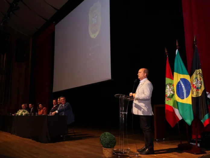 Durante formatura de delegados, psicólogos e escrivã da Polícia Civil, governador autoriza novo concurso público para agentes