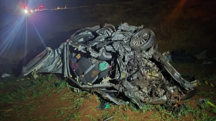 Crianças são arremessadas de carro e cinco pessoas morrem em grave acidente com caminhão