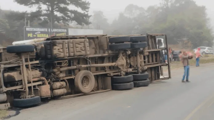Caminhão tomba na BR-470 e carga de carne é saqueada