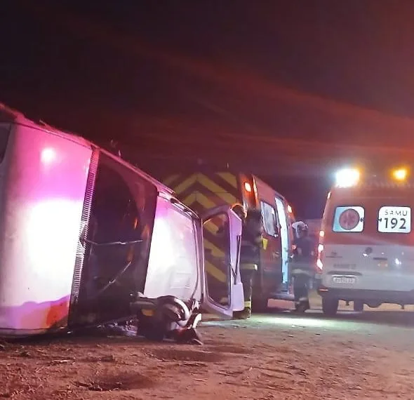 Bombeiros atendem capotamento de veículo em Ascurra