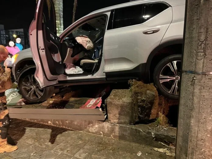 Motorista é detido após perder controle do veículo e atropelar pedestre