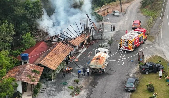 Incêndio destrói edificação comercial próxima à Cachoeira Véu da Noiva em Doutor Pedrinho