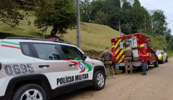 Mulher é socorrida após cair na rua e relatar agressão em Pomerode