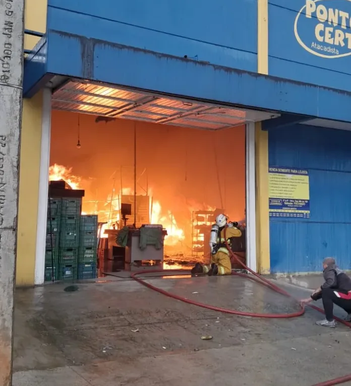 Incêndio de grandes proporções atinge atacado às margens da BR-470 em Indaial