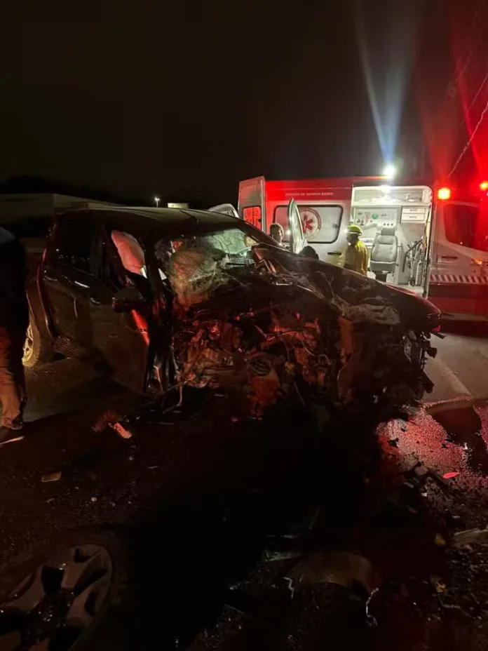 Mulher fica ferida após colisão de Hilux contra poste em Blumenau