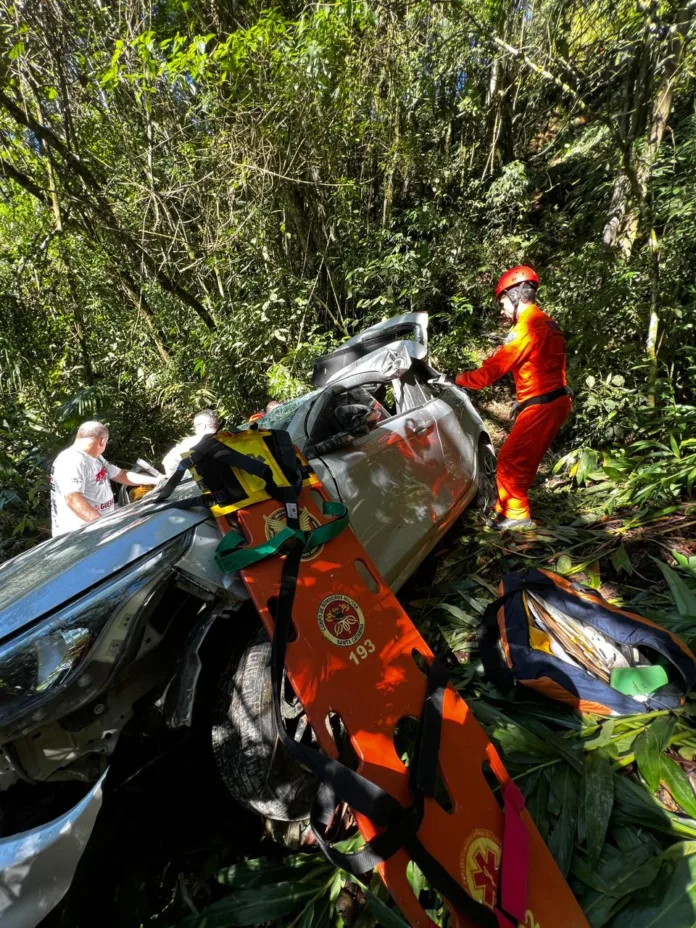 Mãe e filha ficam feridas após carro capotar em ribanceira de 20 metros