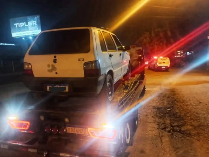 Condutor não acata ordem de parada em Blumenau e acaba preso com 8 kg de maconha