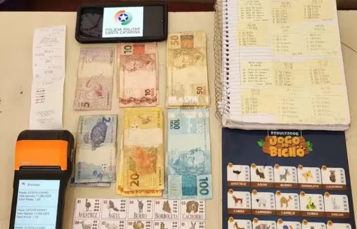 Jogo do bicho é flagrado pela PM em Blumenau; funcionária é identificada e dinheiro apreendido