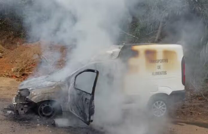 Incêndio em Fiorino é controlado por bombeiros no bairro Itoupava Central em Blumenau