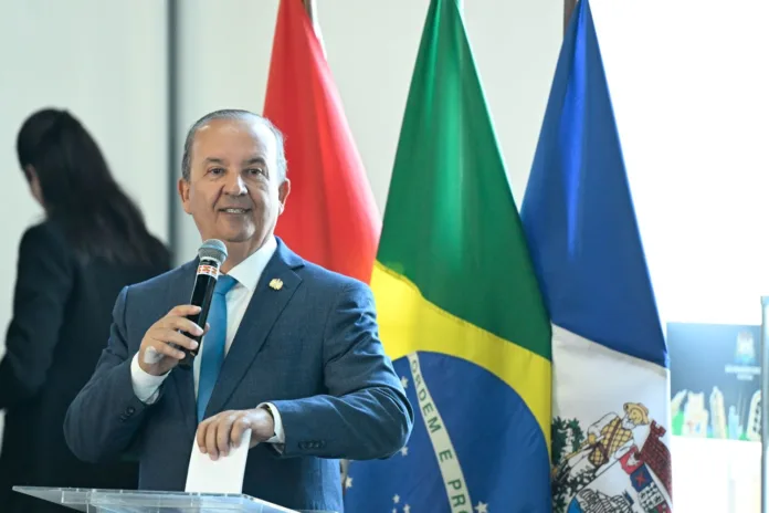 Em ato simbólico, governador transfere capital do Estado para São Francisco do Sul e anuncia investimentos para o município