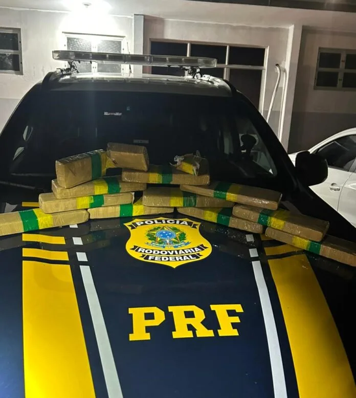 Homem foge de abordagem, colide carro em cerca e é preso com 11 quilos de maconha