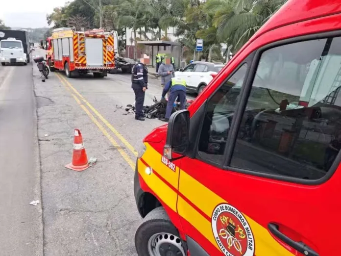 Acidente entre duas motos na Rua Dr. Pedro Zimmermann, em Blumenau, deixa uma vítima morta e outra ferida