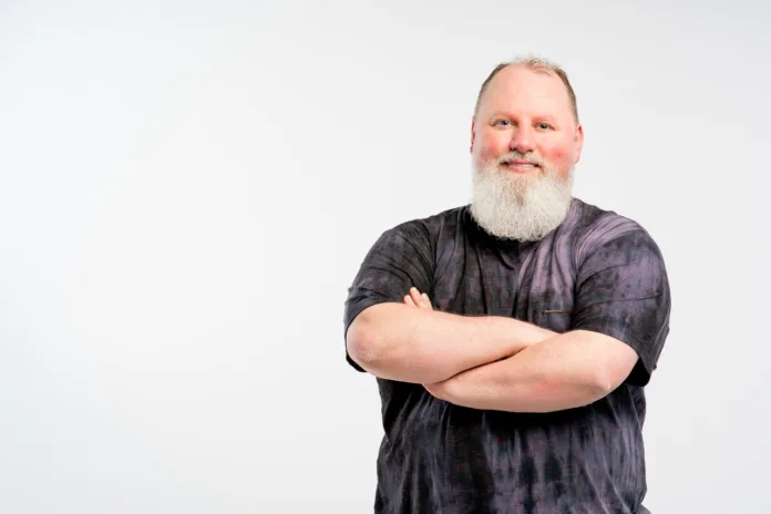 Bill Jonnathan Pereira: artista timboense que ecoa a força do interior catarinense na cena cultural estadual