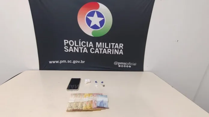 Flagrado com cocaína em frente a escola, jovem é preso por tráfico