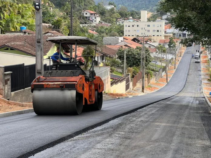 Prefeitura de Timbó inicia pavimentação asfáltica da rua Santa Catarina