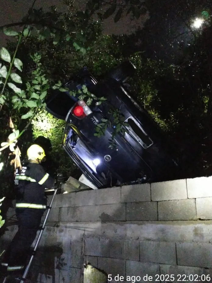 Motorista fica ferido após carro capotar em ribanceira