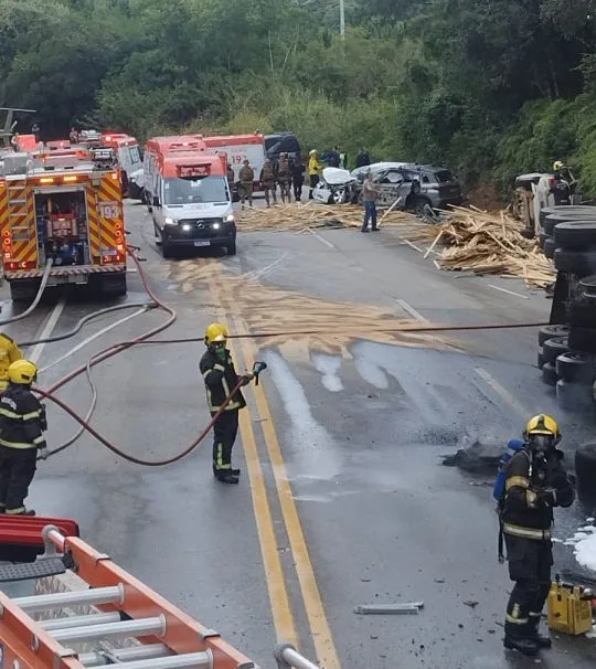 Grave acidente com incêndio e múltiplas vítimas na br-282