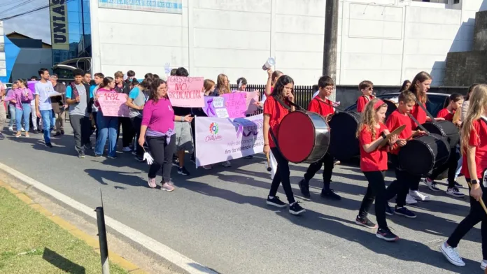 Caminhada marca início das ações do Agosto Lilás em Indaial