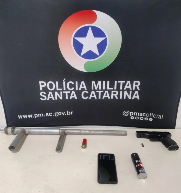 Homem é preso por agredir companheira e manter arma de uso restrito em casa em Blumenau