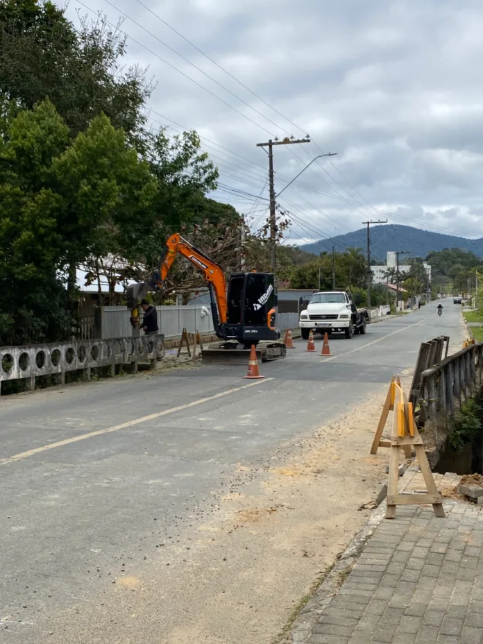 Prefeitura de Indaial e Casan iniciam reforma de passarelas no bairro Tapajós