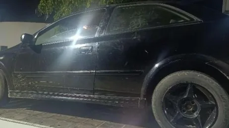 Motorista embriagado bate em carro estacionado e é preso