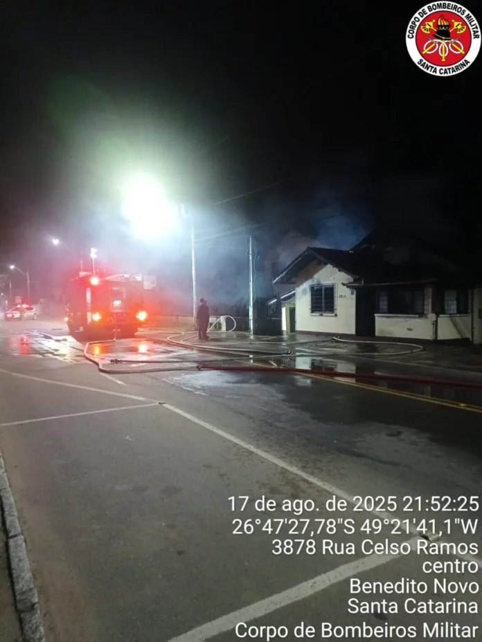 Incêndio destrói parte de residência e deixa dois moradores feridos