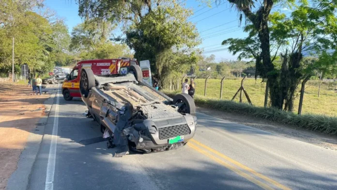 Colisão entre dois carros deixa três pessoas feridas