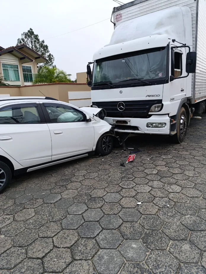 Gestante e filha ficam feridas após colisão com caminhão estacionado em Pomerode