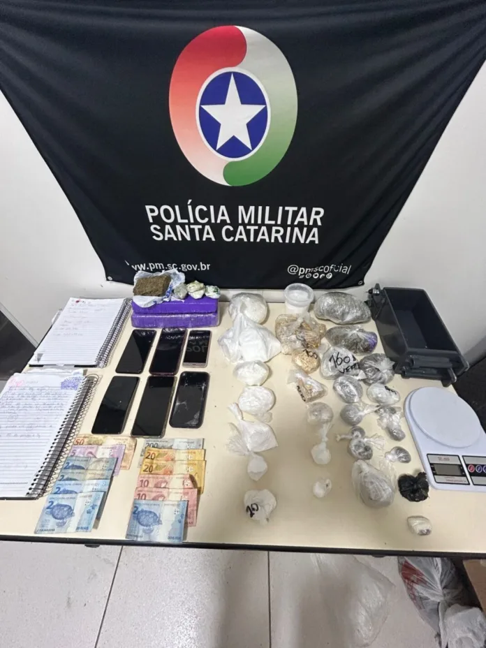Três pessoas são detidas por tráfico de drogas após perseguição policial em Blumenau e Indaial