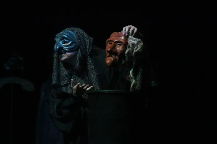 Palco com espetáculo de Commedia dell'Arte em Timbó, com a companhia italiana Fraternal Compagnia di Teatro.