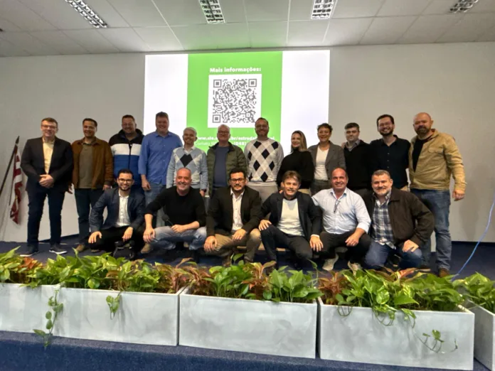 Participantes do encontro sobre convênios com o governo de Santa Catarina, incluindo o prefeito de Timbó e sua comitiva.