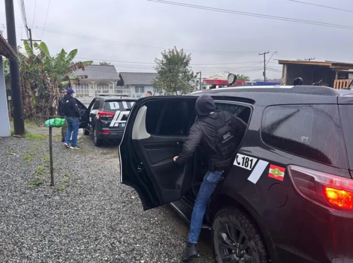 Polícia Civil prende três envolvidos em roubos a caixas eletrônicos em Joinville