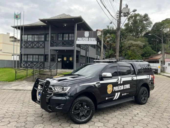 Polícia Civil cumpre mandados em investigação de golpe de R\$ 800 mil contra empresa de veículos em Blumenau