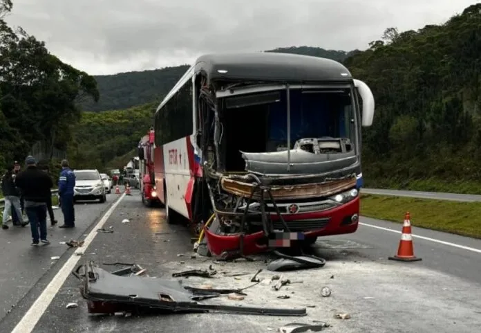 Colisão entre ônibus e carreta deixa cinco feridos na BR-470