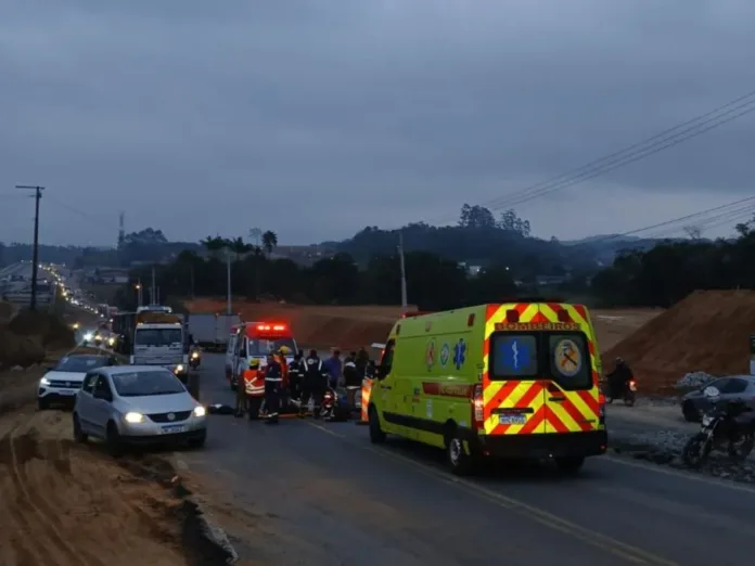 Homem morre ao cair da moto e ser atropelado por caminhão na BR-470