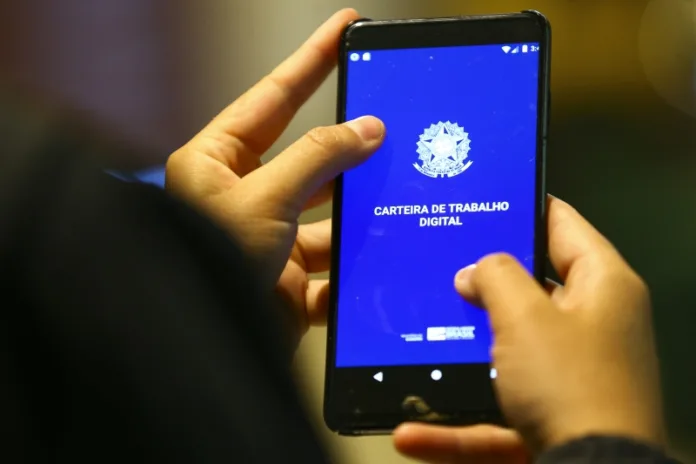 Setor de madeira e móveis fecha 581 vagas em julho no estado